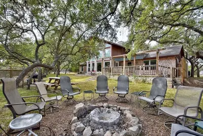 Image de Grande maison familiale avec bain à remous près des lieux de mariage, des vignobles, des brasseries et du zoo