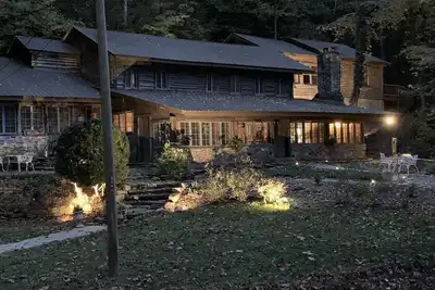 Image de Cabane de 100 ans sur la rivière Chestatee, vignobles, tubing, pêche et plus
