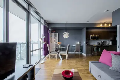 Image de Brand New Friendly rue Bay Famille Downtown Toronto Condo près de l'hôpital pour enfants malades