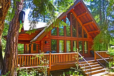 Image de Belle maison en rondins Niché dans les bois Adjacent à Ingalls Creek.