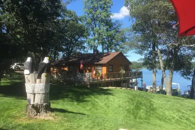 Image de Magnifique maison au bord du lac avec deux chambres, bain à remous extérieur et cheminée