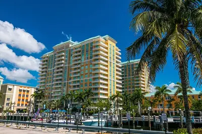 Image de Condo fantastique, emplacement idéal, entièrement meublé avec mises à niveau tout au long.