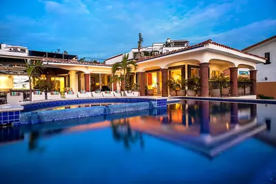 Image de Superbe et élégante villa de 11 chambres avec vue sur l'eau blanche et personnel complet! !