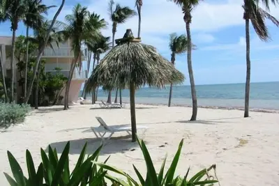 Image de Le paradis aux portes! ! Plage privée, piscine htd, tennis ct, quai.