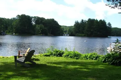 Image de Direct Lakefront Lake Accueil sur le lac Harwinton tranquille