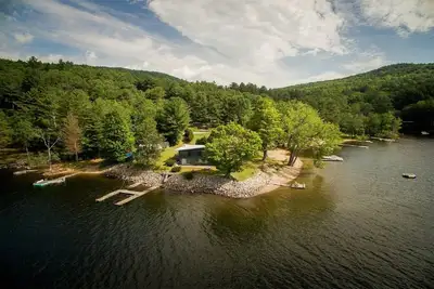 Image de Bord de l'eau direct! 230 pieds de façade. 6BRs, 2BAs et de belles vues!