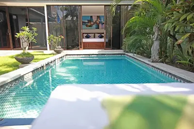 Image de Villa avec piscine de 3 chambres à coucher à Seminyak, à 10 minutes à pied de la plage, des boutiques et des restaurants