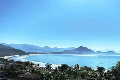 Image de Vue exubérante de la plage de Toninhas