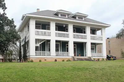 Image de Location de luxe Avec plus de 3300 pieds carrés d'espace, de Downtown Brenham