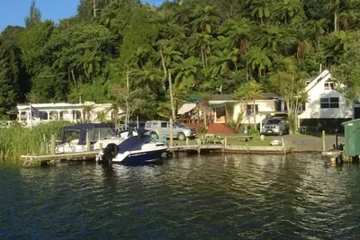 Image de Rotoiti Lakeside Cottage, au bord du lac, section plate, en voiture de la maison