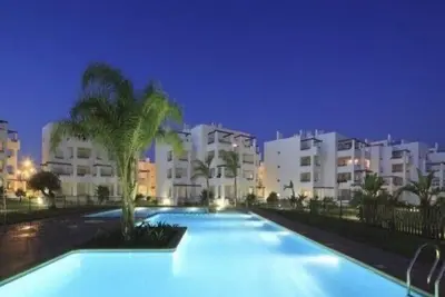 Image de Luxueux Appartement 3 Chambres, 2 Salles De Bain Donnant Sur Le Terrain De Golf Et La Piscine!