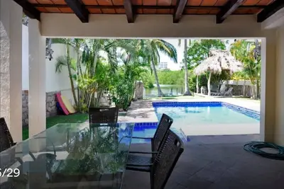 Image de maison de plage attenante au canal