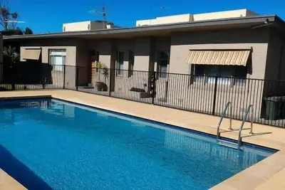 Image de Appartement en bord de mer avec piscine