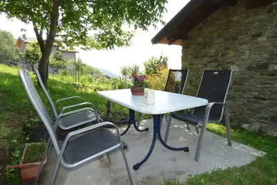 Image de splendide maison de montagne avec grand jardin, vue imprenable sur le lac
