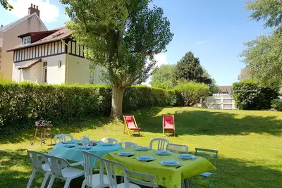Image de A 100 m de la plage - Très grand jardin privé de 1200 m² - Quartier très calme