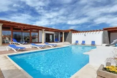 Image de Magnifique villa individuelle avec Wifi: grande piscine privée chauffée