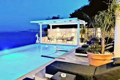 Image de Agni Bay, luxueuse villa vue mer / piscine / WiFi / Ac / smart-Tv / Bbq / plage