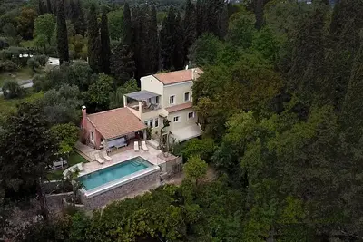 Image de Xenonerantzia, Villa de style rustique avec vue unique, dans un terrain privé plein d'arbres