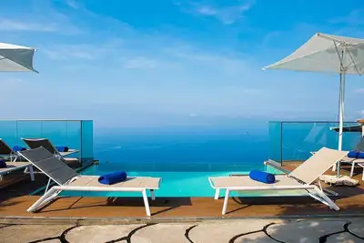 Image de Villa Sultana: Une splendide et lumineuse villa de trois étages située sur un promontoire face à la mer.