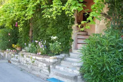 Image de Maison en pierre à la campagne dans village classé