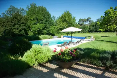 Image de Ferme en pierre rénovée avec grande piscine sur 7 acres