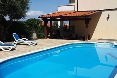 Image de 2 villas avec piscine privée et vues sur la mer situées dans un petit complexe sécurisé