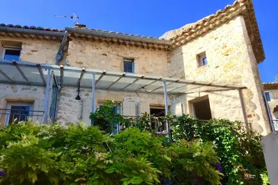 Image de Maison rénovée de village avec piscine privée chauffée dans village médiéval