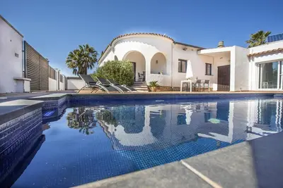 Image de Belle maison avec piscine privée et cinq chambres