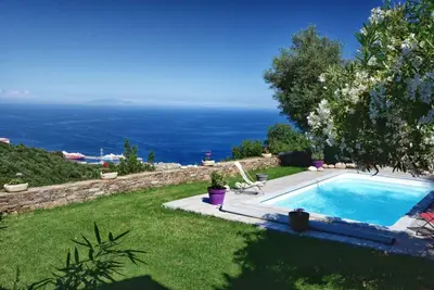 Image de bel appart rez de jardin en villa, vue mer superbe, idéal pour repos et enfants!