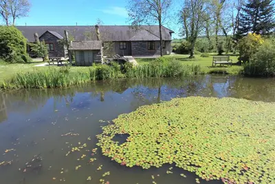 Image de Aubépine-chalet de luxe 4 chambres - superbes vues, bain à remous piscine intérieure, salle de gym, pêche.