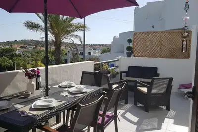 Image de Clube Albufeira Luxury 2 Br 2 Bath, Grande terrasse donnant sur la piscine et les jardins