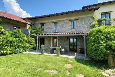 Image de charmante villa en pierre avec lac de baignade et court de tennis