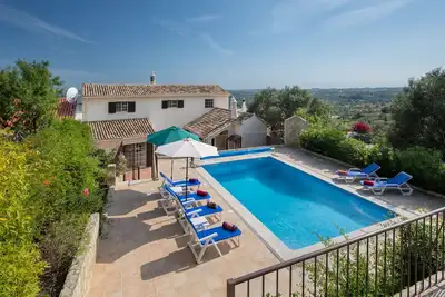 Image de 3 grand lit-3 salle de bain -Pool-Couchages 6/8 Des vues merveilleuses sur la campagne