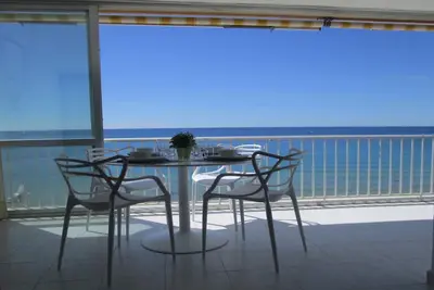 Image de Superbe appartement climatisé et complêtement rénové situé sur la plage! !