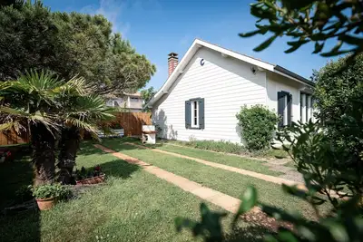 A 450 m des plages, maison toute équipée avec jardin arboré.