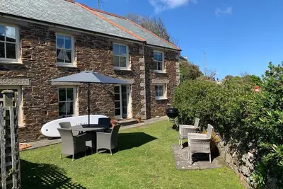 Image de Traditionnelle Cornish Pierre, avec de spectaculaires vues sur la mer