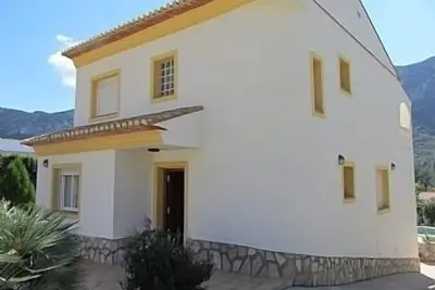Image de Villa neuve avec piscine privée et vue sur la montagne