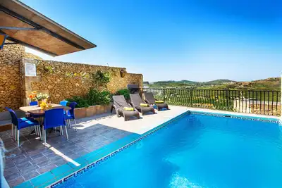 Image de Ferme ensoleillée avec des vues spectaculaires, toutes les chambres ensuite, piscine privée.