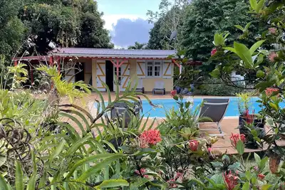 Image de villa avec piscine sur magnifique propriété fleurie