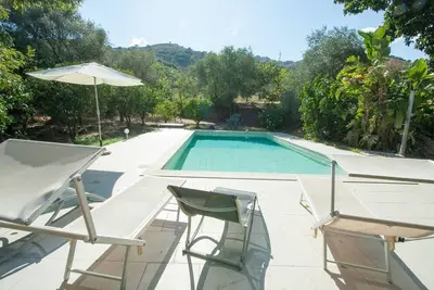Villa moderne avec piscine dans la belle vallée de l'Alcantara, près du mont Etna et le littoral.