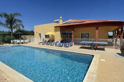 Belle villa, parfaitement situé avec une atmosphère relaxante. 4 chambres, 4 salles de bain, grande piscine Fen