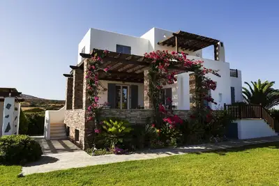 Image de Villa Aeolos, villa traditionnelle avec vue sur la mer et piscine privée, à 200 mètres de la plage