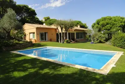 Image de Villa lumineuse, aérée et piscine privée avec vue sur mer.