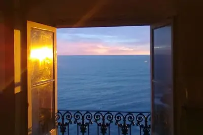 Image de Maison avec terrasse perchée sur la falaise, accès à la mer, plage à 15mi