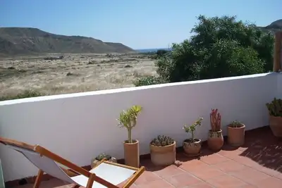 Image de Maison dans la vallée de Rodalquilar avec terrasse et vue sur la mer