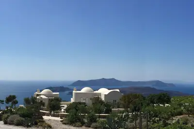 Image de Villa unique avec de superbes vues sur la mer, jardin méditerranéen et court de squash