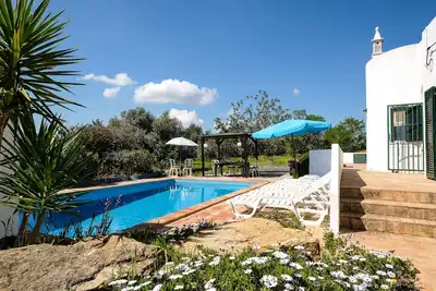 Image de Maison familiale avec piscine privée à la campagne.