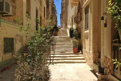 Image de Belle maison de ville traditionnelle avec vue sur la marina de la terrasse sur le toit