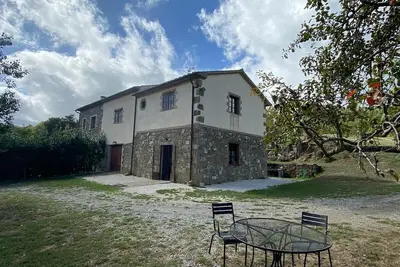 Image de Rustique entouré d'une châtaigneraie centenaire