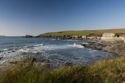 Image de Unique Slate-hung Maison Occupant promontoire privé donnant sur deux plages